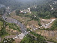 Belah Sungai dan Sawah, Ini Kerennya Jembatan Gantung di RI