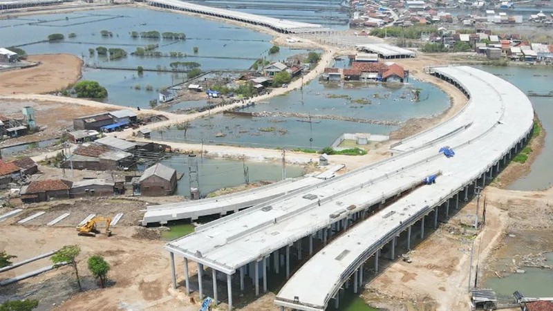 Pembangunan Tol Semarang-Demak Seksi 2 yang terintegrasi dengan Tanggul Laut Kota Semarang Pembangunan Tol Semarang-Demak Seksi 2 yang terintegrasi dengan Tanggul Laut Kota Semarang (Dok. Kementerian PUPR)