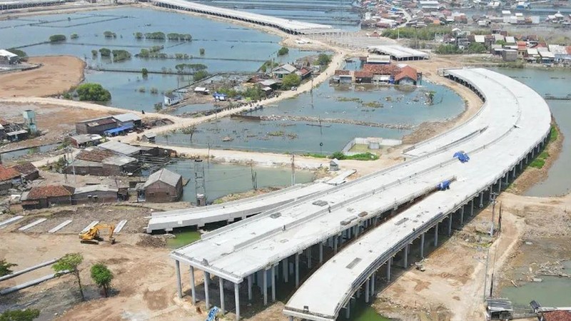 Pembangunan Tol Semarang-Demak Seksi 2 yang terintegrasi dengan Tanggul Laut Kota Semarang (Dok. Kementerian PUPR)