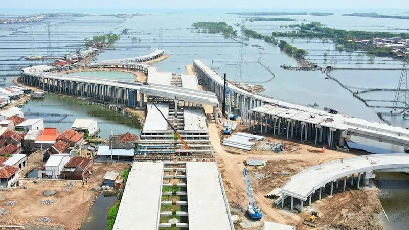 Pembangunan Tol Semarang-Demak Seksi 2 yang terintegrasi dengan Tanggul Laut Kota Semarang (Dok. Kementerian PUPR)