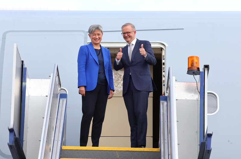 Perdana Menteri baru Australia Anthony Albanese (kanan) berjabat tangan dengan wakil Perdana Menteri Richard Marles saat upacara pengambilan sumpah di Gedung Pemerintah di Canberra, Australia, Senin (23/5/2022). (Photo by SAEED KHAN/AFP via Getty Images)