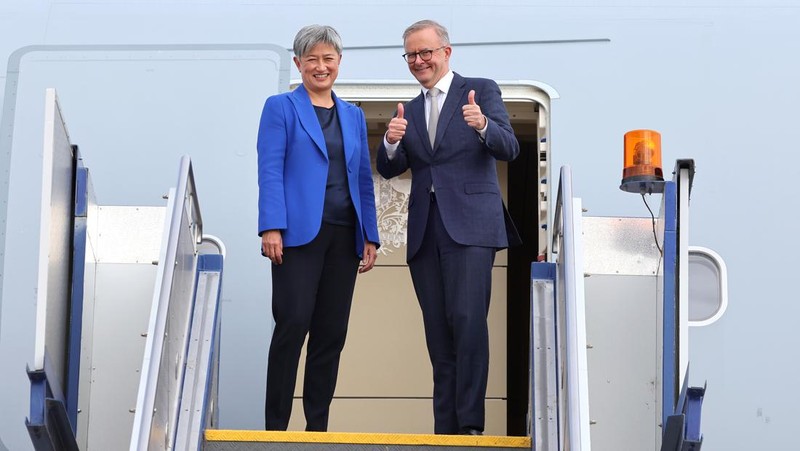 Perdana Menteri baru Australia Anthony Albanese (kanan) berjabat tangan dengan wakil Perdana Menteri Richard Marles saat upacara pengambilan sumpah di Gedung Pemerintah di Canberra, Australia, Senin (23/5/2022). (Photo by SAEED KHAN/AFP via Getty Images)