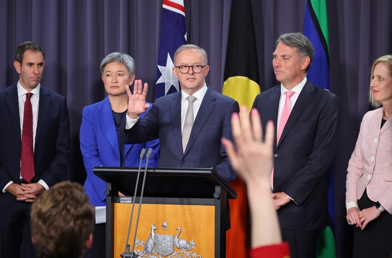 Perdana Menteri baru Australia Anthony Albanese (kanan) berjabat tangan dengan wakil Perdana Menteri Richard Marles Perdana Menteri baru Australia Anthony Albanese (kanan) berjabat tangan dengan wakil Perdana Menteri Richard Marles saat upacara pengambilan sumpah di Gedung Pemerintah di Canberra, Australia, Senin (23/5/2022). (Photo by SAEED KHAN/AFP via Getty Images)