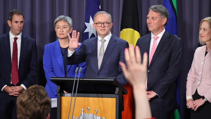 Perdana Menteri Australia Anthony Albanese Perdana Menteri Australia Anthony Albanese (tengah) berbicara saat berdiri di samping (kiri-kanan) Jim Chalmers, Penny Wong, Richard Marles dan Katy Gallagher selama konferensi pers di Gedung Parlemen di Canberra, Australia, Senin (23/5/2022). Anthony Albanese dilantik sebagai perdana menteri ke-31 Australia pada Senin pagi menyusul kemenangannya atas Scott Morrison dalam pemilihan federal pada Sabtu. (Photo by David Gray/Getty Images)