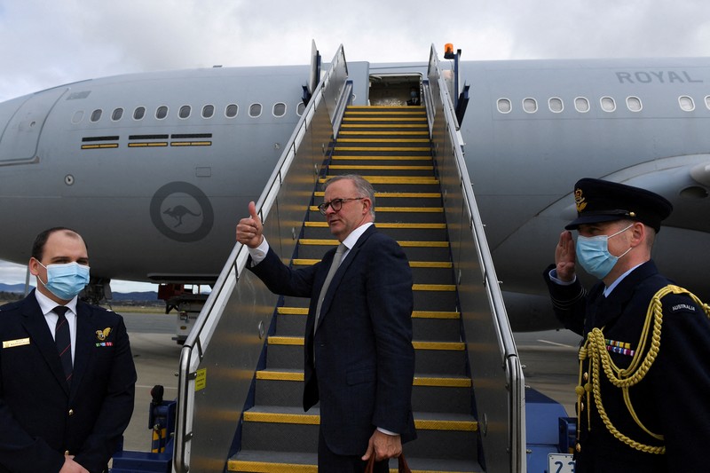 Perdana Menteri baru Australia Anthony Albanese (kanan) berjabat tangan dengan wakil Perdana Menteri Richard Marles Perdana Menteri baru Australia Anthony Albanese (kanan) berjabat tangan dengan wakil Perdana Menteri Richard Marles saat upacara pengambilan sumpah di Gedung Pemerintah di Canberra, Australia, Senin (23/5/2022). (Photo by SAEED KHAN/AFP via Getty Images)