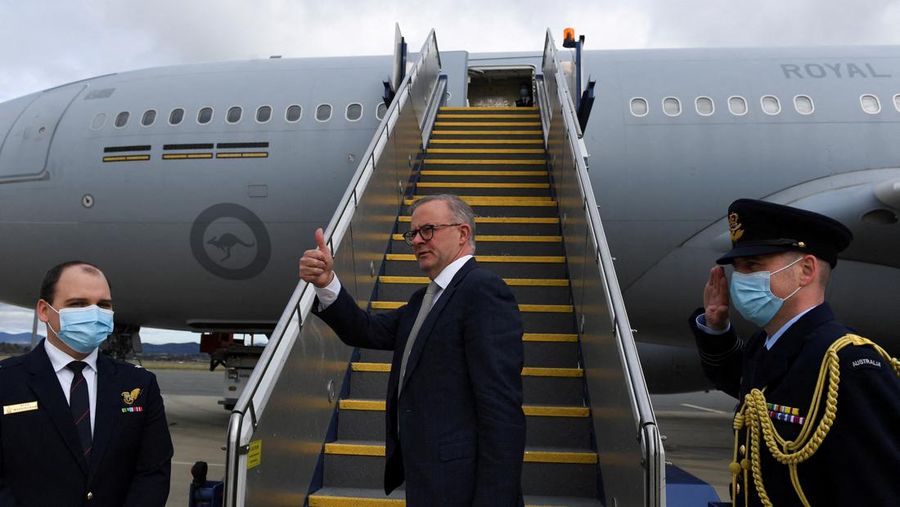 Perdana Menteri baru Australia Anthony Albanese (kanan) berjabat tangan dengan wakil Perdana Menteri Richard Marles saat upacara pengambilan sumpah di Gedung Pemerintah di Canberra, Australia, Senin (23/5/2022). (Photo by SAEED KHAN/AFP via Getty Images)