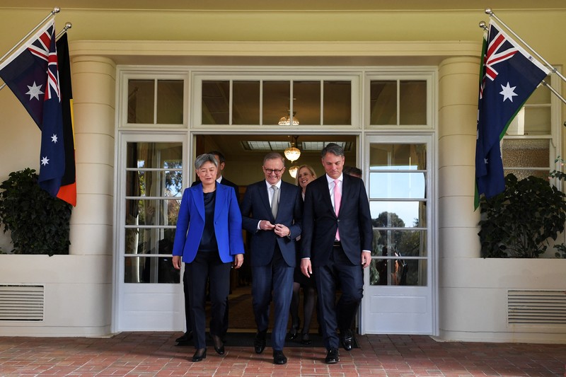 Perdana Menteri baru Australia Anthony Albanese (kanan) berjabat tangan dengan wakil Perdana Menteri Richard Marles Perdana Menteri baru Australia Anthony Albanese (kanan) berjabat tangan dengan wakil Perdana Menteri Richard Marles saat upacara pengambilan sumpah di Gedung Pemerintah di Canberra, Australia, Senin (23/5/2022). (Photo by SAEED KHAN/AFP via Getty Images)