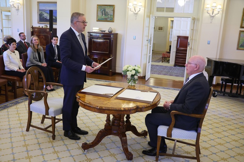 Perdana Menteri baru Australia Anthony Albanese (kanan) berjabat tangan dengan wakil Perdana Menteri Richard Marles saat upacara pengambilan sumpah di Gedung Pemerintah di Canberra, Australia, Senin (23/5/2022). (Photo by SAEED KHAN/AFP via Getty Images)