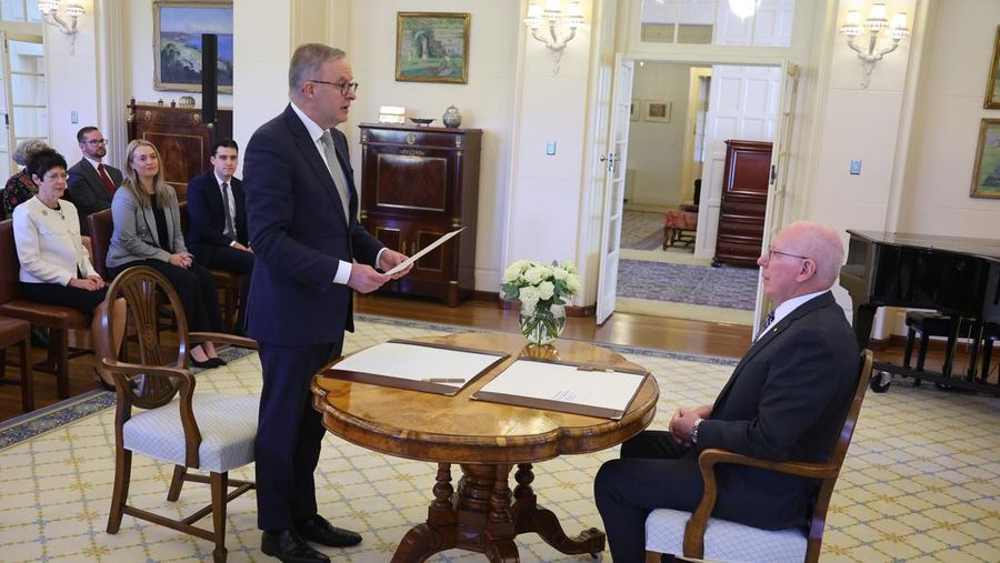 Perdana Menteri baru Australia Anthony Albanese (kanan) berjabat tangan dengan wakil Perdana Menteri Richard Marles saat upacara pengambilan sumpah di Gedung Pemerintah di Canberra, Australia, Senin (23/5/2022). (Photo by SAEED KHAN/AFP via Getty Images)