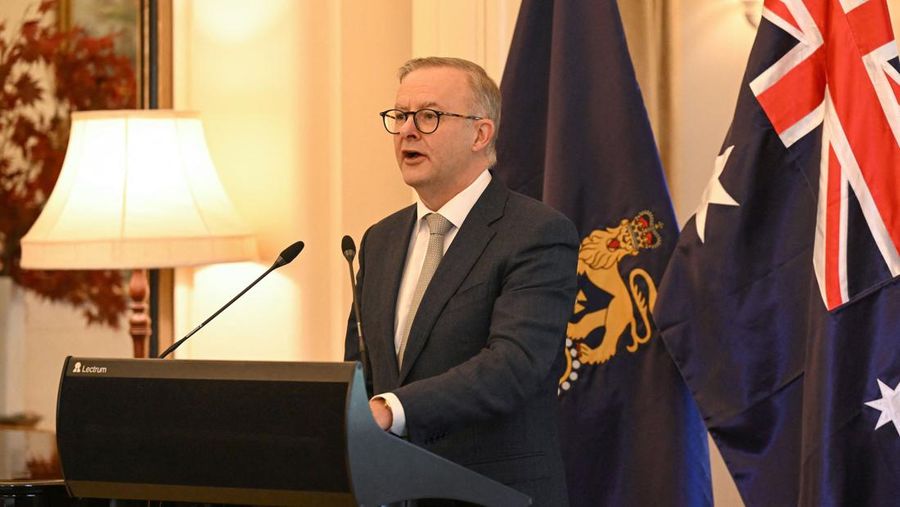 Perdana Menteri baru Australia Anthony Albanese (kanan) berjabat tangan dengan wakil Perdana Menteri Richard Marles saat upacara pengambilan sumpah di Gedung Pemerintah di Canberra, Australia, Senin (23/5/2022). (Photo by SAEED KHAN/AFP via Getty Images)
