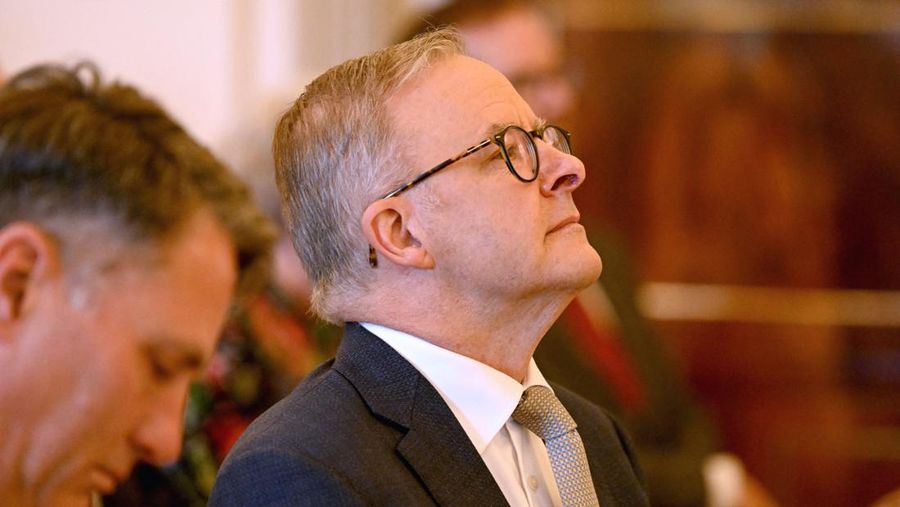Perdana Menteri baru Australia Anthony Albanese (tengah) menghadiri upacara pelantikan pemerintahan baru di Government House di Canberra, Australia, Senin (23/5/2022).  (Photo by SAEED KHAN/AFP via Getty Images)