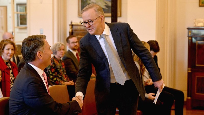 Perdana Menteri baru Australia Anthony Albanese (kanan) berjabat tangan dengan wakil Perdana Menteri Richard Marles saat upacara pengambilan sumpah di Gedung Pemerintah di Canberra, Australia, Senin (23/5/2022). (Photo by SAEED KHAN/AFP via Getty Images)