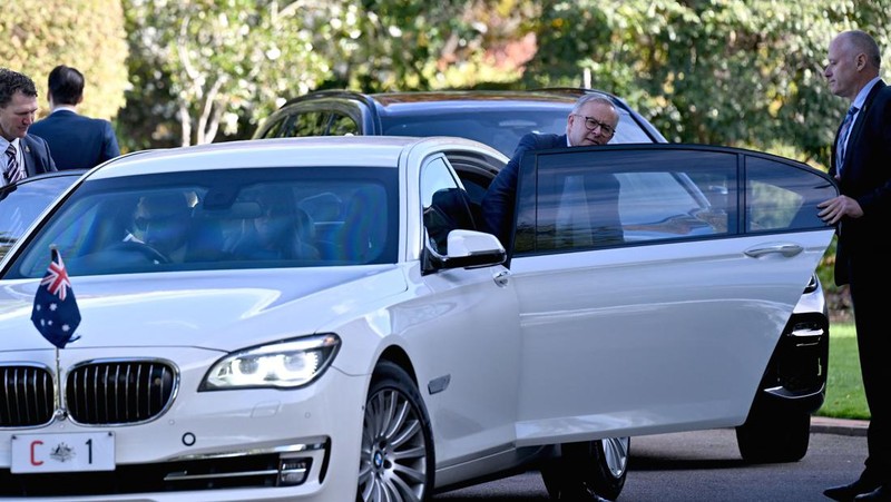 Perdana Menteri baru Australia Anthony Albanese (kanan) berjabat tangan dengan wakil Perdana Menteri Richard Marles saat upacara pengambilan sumpah di Gedung Pemerintah di Canberra, Australia, Senin (23/5/2022). (Photo by SAEED KHAN/AFP via Getty Images)