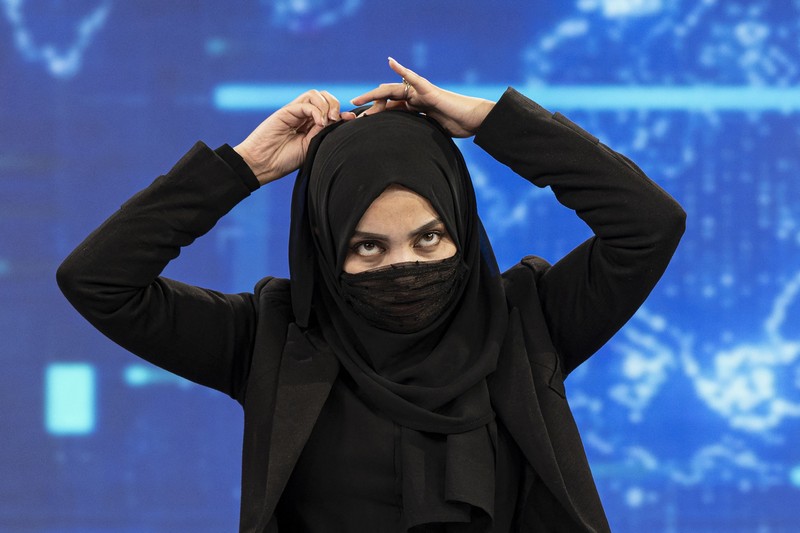 Presenter wanita bercadar di stasiun TV Tolo di Kabul, Afghanistan Presenter wanita untuk TOLOnews, Thamina Usmani, bersiap untuk siaran langsungnya di stasiun TV Tolo di Kabul, Afghanistan, Minggu (22/5/2022). Taliban menambah panjang aturan dengan mewajibkan presenter perempuan di Afghanistan menutup wajah saat siaran langsung di televisi. (Photo by WAKIL KOHSAR/AFP via Getty Images)