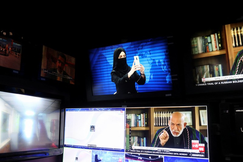 Presenter wanita bercadar di stasiun TV Tolo di Kabul, Afghanistan Presenter wanita untuk TOLOnews, Thamina Usmani, bersiap untuk siaran langsungnya di stasiun TV Tolo di Kabul, Afghanistan, Minggu (22/5/2022). Taliban menambah panjang aturan dengan mewajibkan presenter perempuan di Afghanistan menutup wajah saat siaran langsung di televisi. (Photo by WAKIL KOHSAR/AFP via Getty Images)