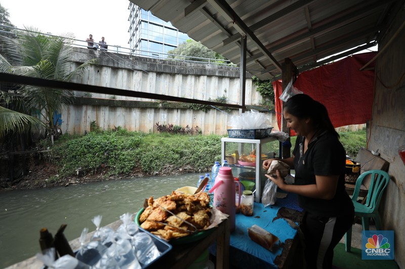 Warung kerek di Kampung Kebalen VII, Mampang Prapatan, Jakarta, Senin (23/5/2022). (CNBC Indonesia/ Tri Susilo)