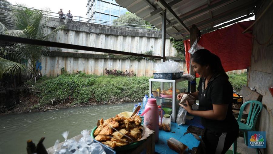 Warung kerek di Kampung Kebalen VII, Mampang Prapatan, Jakarta, Senin (23/5/2022). (CNBC Indonesia/ Tri Susilo)