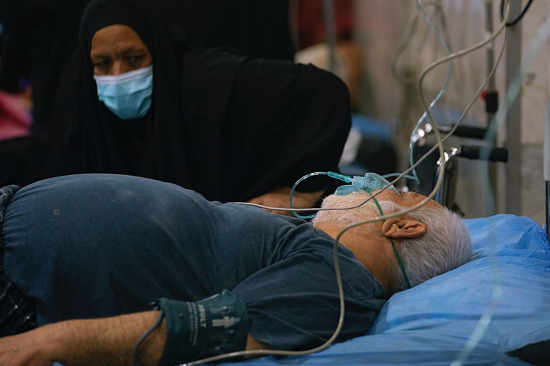 Sejumlah warga beraktivtas saat badai pasir di Najaf, Irak, Senin (23/5/2022). (REUTERS/Alaa Al-Marjani)