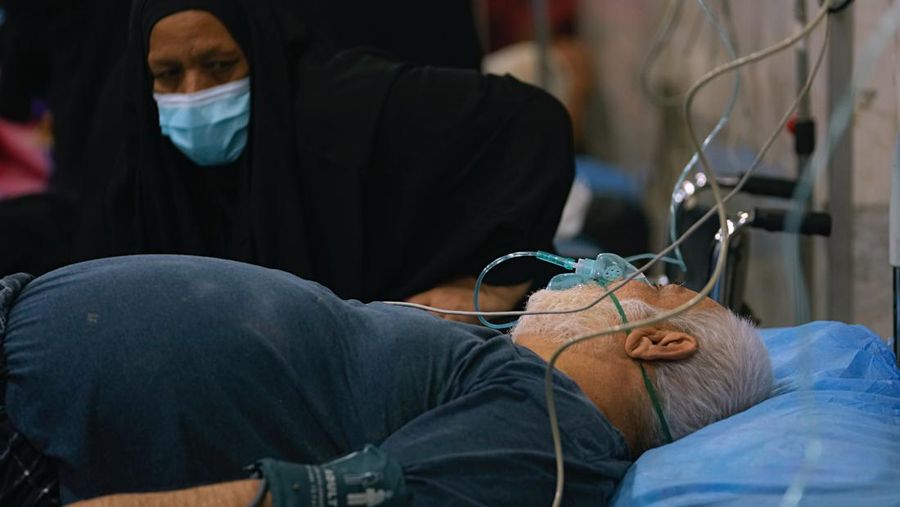 Sejumlah warga beraktivtas saat badai pasir di Najaf, Irak, Senin (23/5/2022). (REUTERS/Alaa Al-Marjani)