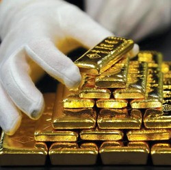 Mayday Mayday! Harga Emas Ambrol Nyaris 2%