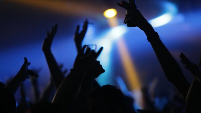 Fenomena Baru Arab Saudi: Muda-Mudi Nongkrong di Kafe Bebas Ngebir