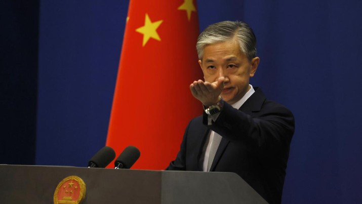Juru bicara Kementerian Luar Negeri China Wang Wenbin Foreign Ministry spokesperson Wang Wenbin gestures for questions during the daily briefing in Beijing on Thursday, July 23, 2020. China said