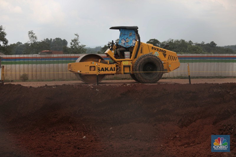 Suasana pembangunan tol seksi II Rangkasbitung-Cileles di Lebak, Banten, Selasa (24/5/2022). Jalan Tol Serang-Panimbang sepanjang 88,67 km yang akan menjadi akses menuju objek wisata Kawasan Ekonomi Khusus (KEK) Tanjung Lesung tersebut pembangunannya pada seksi II Rangkasbitung-Cileles telah mencapai 23,31 persen dan ditargetkan beroperasi pada tahun 2024.