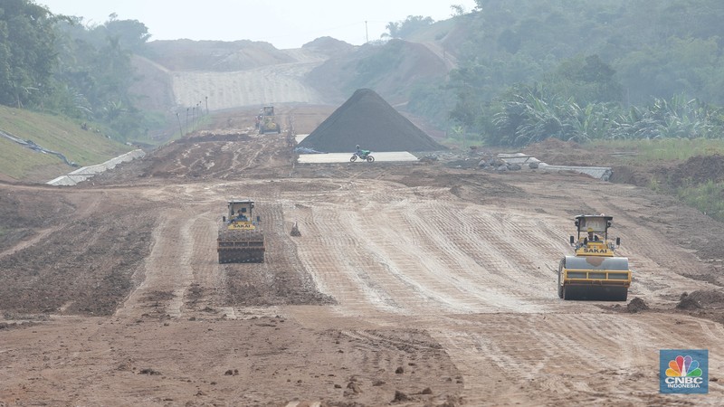 Suasana pembangunan tol seksi II Rangkasbitung-Cileles di Lebak, Banten, Selasa (24/5/2022). Jalan Tol Serang-Panimbang sepanjang 88,67 km yang akan menjadi akses menuju objek wisata Kawasan Ekonomi Khusus (KEK) Tanjung Lesung tersebut pembangunannya pada seksi II Rangkasbitung-Cileles telah mencapai 23,31 persen dan ditargetkan beroperasi pada tahun 2024.