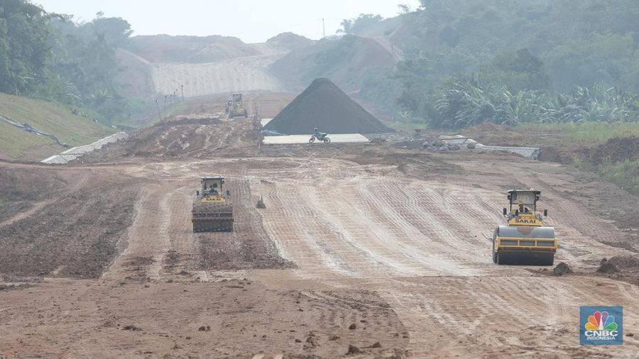 Suasana pembangunan tol seksi II Rangkasbitung-Cileles di Lebak, Banten, Selasa (24/5/2022). Jalan Tol Serang-Panimbang sepanjang 88,67 km yang akan menjadi akses menuju objek wisata Kawasan Ekonomi Khusus (KEK) Tanjung Lesung tersebut pembangunannya pada seksi II Rangkasbitung-Cileles telah mencapai 23,31 persen dan ditargetkan beroperasi pada tahun 2024.