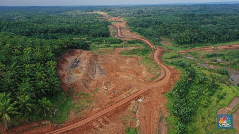Suasana pembangunan tol seksi II Rangkasbitung-Cileles di Lebak, Banten, Selasa (24/5/2022). Jalan Tol Serang-Panimbang sepanjang 88,67 km yang akan menjadi akses menuju objek wisata Kawasan Ekonomi Khusus (KEK) Tanjung Lesung tersebut pembangunannya pada seksi II Rangkasbitung-Cileles telah mencapai 23,31 persen dan ditargetkan beroperasi pada tahun 2024.