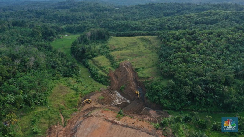 Suasana pembangunan tol seksi II Rangkasbitung-Cileles di Lebak, Banten, Selasa (24/5/2022). Jalan Tol Serang-Panimbang sepanjang 88,67 km yang akan menjadi akses menuju objek wisata Kawasan Ekonomi Khusus (KEK) Tanjung Lesung tersebut pembangunannya pada seksi II Rangkasbitung-Cileles telah mencapai 23,31 persen dan ditargetkan beroperasi pada tahun 2024.