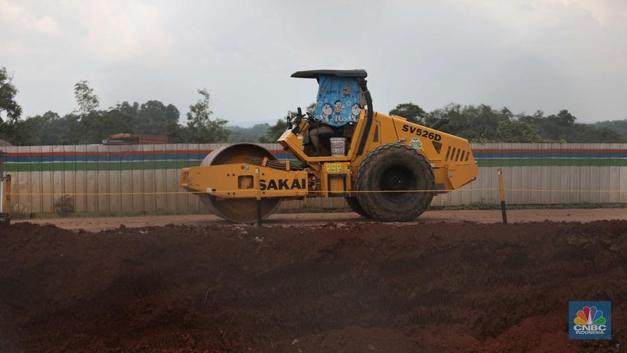 Suasana pembangunan tol seksi II Rangkasbitung-Cileles di Lebak, Banten, Selasa (24/5/2022). Jalan Tol Serang-Panimbang sepanjang 88,67 km yang akan menjadi akses menuju objek wisata Kawasan Ekonomi Khusus (KEK) Tanjung Lesung tersebut pembangunannya pada seksi II Rangkasbitung-Cileles telah mencapai 23,31 persen dan ditargetkan beroperasi pada tahun 2024.