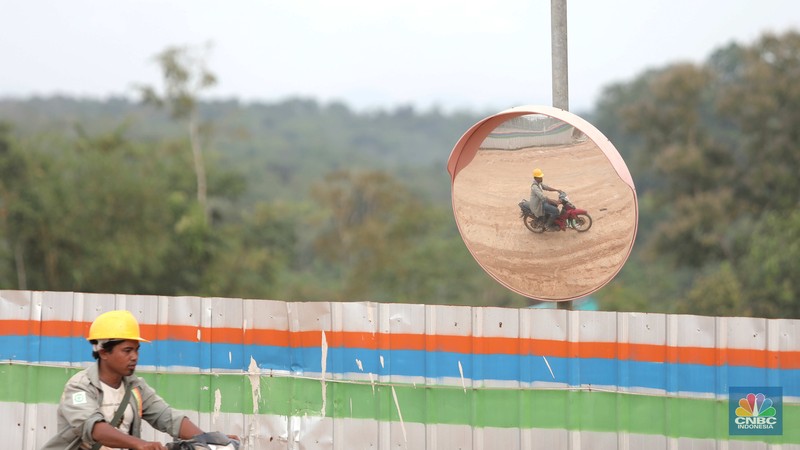 Suasana pembangunan tol seksi II Rangkasbitung-Cileles di Lebak, Banten, Selasa (24/5/2022). Jalan Tol Serang-Panimbang sepanjang 88,67 km yang akan menjadi akses menuju objek wisata Kawasan Ekonomi Khusus (KEK) Tanjung Lesung tersebut pembangunannya pada seksi II Rangkasbitung-Cileles telah mencapai 23,31 persen dan ditargetkan beroperasi pada tahun 2024.