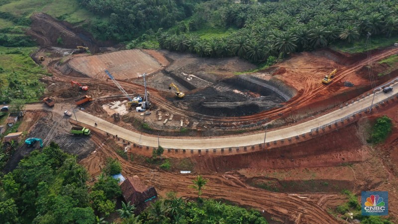 Pembangunan Jalan Tol Serang Panimbang Seksi II Rangkasbitung-Cileles Suasana pembangunan tol seksi II Rangkasbitung-Cileles di Lebak, Banten, Selasa (24/5/2022). Jalan Tol Serang-Panimbang sepanjang 88,67 km yang akan menjadi akses menuju objek wisata Kawasan Ekonomi Khusus (KEK) Tanjung Lesung tersebut pembangunannya pada seksi II Rangkasbitung-Cileles telah mencapai 23,31 persen dan ditargetkan beroperasi pada tahun 2024.