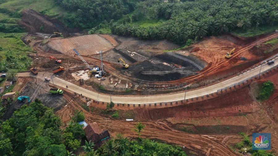 Suasana pembangunan tol seksi II Rangkasbitung-Cileles di Lebak, Banten, Selasa (24/5/2022). Jalan Tol Serang-Panimbang sepanjang 88,67 km yang akan menjadi akses menuju objek wisata Kawasan Ekonomi Khusus (KEK) Tanjung Lesung tersebut pembangunannya pada seksi II Rangkasbitung-Cileles telah mencapai 23,31 persen dan ditargetkan beroperasi pada tahun 2024.