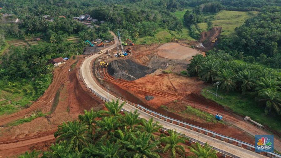 Suasana pembangunan tol seksi II Rangkasbitung-Cileles di Lebak, Banten, Selasa (24/5/2022). Jalan Tol Serang-Panimbang sepanjang 88,67 km yang akan menjadi akses menuju objek wisata Kawasan Ekonomi Khusus (KEK) Tanjung Lesung tersebut pembangunannya pada seksi II Rangkasbitung-Cileles telah mencapai 23,31 persen dan ditargetkan beroperasi pada tahun 2024.