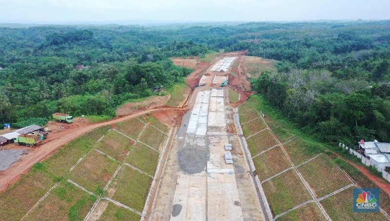 Suasana pembangunan tol seksi II Rangkasbitung-Cileles di Lebak, Banten, Selasa (24/5/2022). Jalan Tol Serang-Panimbang sepanjang 88,67 km yang akan menjadi akses menuju objek wisata Kawasan Ekonomi Khusus (KEK) Tanjung Lesung tersebut pembangunannya pada seksi II Rangkasbitung-Cileles telah mencapai 23,31 persen dan ditargetkan beroperasi pada tahun 2024.