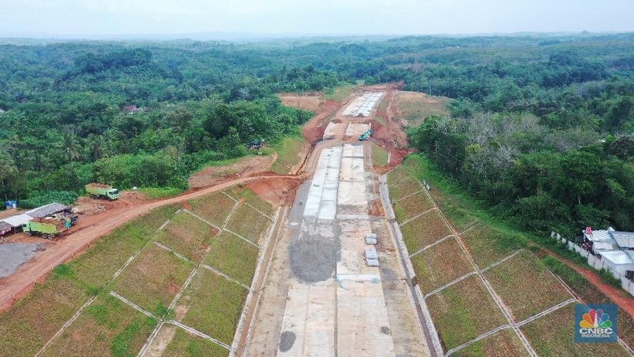 Suasana pembangunan tol seksi II Rangkasbitung-Cileles di Lebak, Banten, Selasa (24/5/2022). Jalan Tol Serang-Panimbang sepanjang 88,67 km yang akan menjadi akses menuju objek wisata Kawasan Ekonomi Khusus (KEK) Tanjung Lesung tersebut pembangunannya pada seksi II Rangkasbitung-Cileles telah mencapai 23,31 persen dan ditargetkan beroperasi pada tahun 2024. (CNBC Indonesia/ Muhammad Sabki)