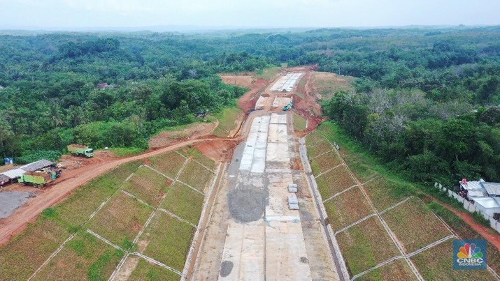 Pembangunan Jalan Tol Serang Panimbang Seksi II Rangkasbitung-Cileles Suasana pembangunan tol seksi II Rangkasbitung-Cileles di Lebak, Banten, Selasa (24/5/2022). Jalan Tol Serang-Panimbang sepanjang 88,67 km yang akan menjadi akses menuju objek wisata Kawasan Ekonomi Khusus (KEK) Tanjung Lesung tersebut pembangunannya pada seksi II Rangkasbitung-Cileles telah mencapai 23,31 persen dan ditargetkan beroperasi pada tahun 2024. (CNBC Indonesia/ Muhammad Sabki)