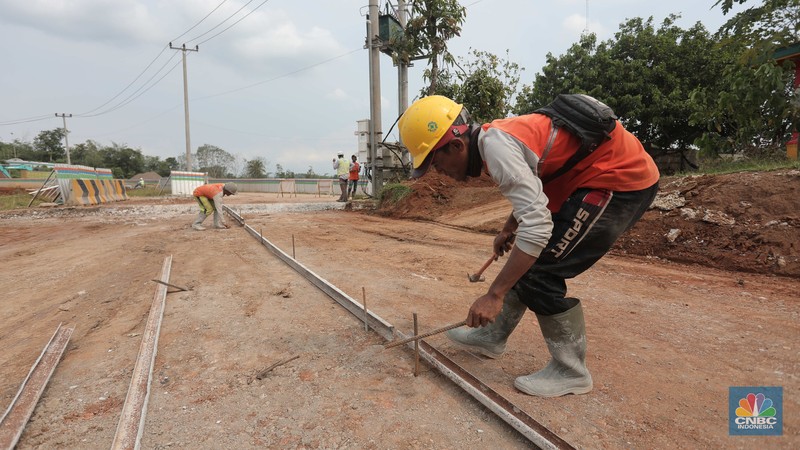 Suasana pembangunan tol seksi II Rangkasbitung-Cileles di Lebak, Banten, Selasa (24/5/2022). Jalan Tol Serang-Panimbang sepanjang 88,67 km yang akan menjadi akses menuju objek wisata Kawasan Ekonomi Khusus (KEK) Tanjung Lesung tersebut pembangunannya pada seksi II Rangkasbitung-Cileles telah mencapai 23,31 persen dan ditargetkan beroperasi pada tahun 2024.