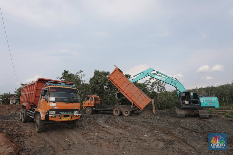 Suasana pembangunan tol seksi II Rangkasbitung-Cileles di Lebak, Banten, Selasa (24/5/2022). Jalan Tol Serang-Panimbang sepanjang 88,67 km yang akan menjadi akses menuju objek wisata Kawasan Ekonomi Khusus (KEK) Tanjung Lesung tersebut pembangunannya pada seksi II Rangkasbitung-Cileles telah mencapai 23,31 persen dan ditargetkan beroperasi pada tahun 2024.