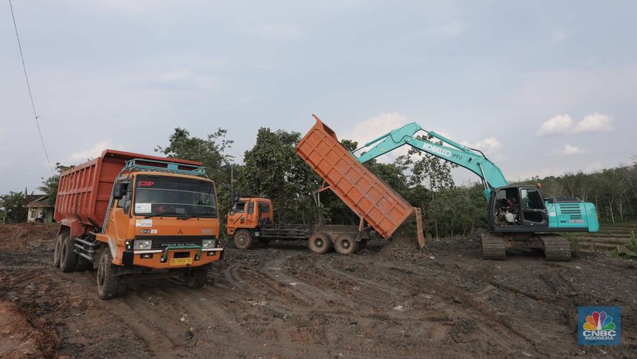 Suasana pembangunan tol seksi II Rangkasbitung-Cileles di Lebak, Banten, Selasa (24/5/2022). Jalan Tol Serang-Panimbang sepanjang 88,67 km yang akan menjadi akses menuju objek wisata Kawasan Ekonomi Khusus (KEK) Tanjung Lesung tersebut pembangunannya pada seksi II Rangkasbitung-Cileles telah mencapai 23,31 persen dan ditargetkan beroperasi pada tahun 2024.