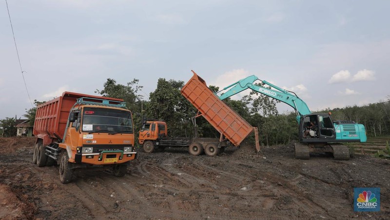 Suasana pembangunan tol seksi II Rangkasbitung-Cileles di Lebak, Banten, Selasa (24/5/2022). Jalan Tol Serang-Panimbang sepanjang 88,67 km yang akan menjadi akses menuju objek wisata Kawasan Ekonomi Khusus (KEK) Tanjung Lesung tersebut pembangunannya pada seksi II Rangkasbitung-Cileles telah mencapai 23,31 persen dan ditargetkan beroperasi pada tahun 2024.