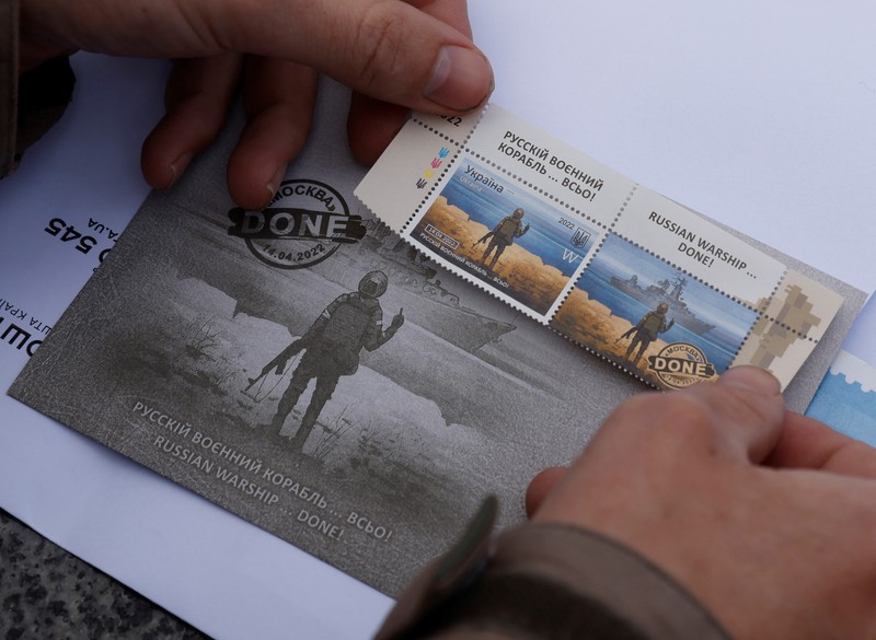 Orang-orang mengantre untuk membeli seri perangko peringatan prajurit Pulau Ular anti-Rusia ditengah serangan Rusia ke Ukraina, di Kyiv, Ukraina, Senin (23/5/2022). (REUTERS/Edgar Su)