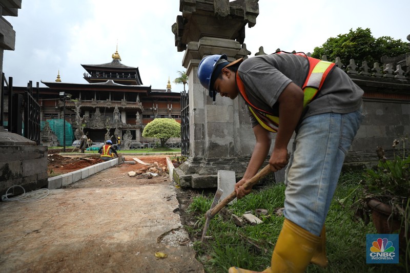 Proyek revitalisasi Taman Mini Indonesia Indah (TMII), Pekerja menyelesaikan pengerjaan revitalisasi Taman Mini Indonesia Indah (TMII), Jakarta, Selasa (24/5/2022). Langkah revitalisasi dilakukan dalam upaya mendukung kegiatan presidensi G20 di Indonesia pada tahun ini, sekaligus mengembalikan marwah dan fungsi awal dari TMII. (CNBC Indonesia/ Tri Susilo)