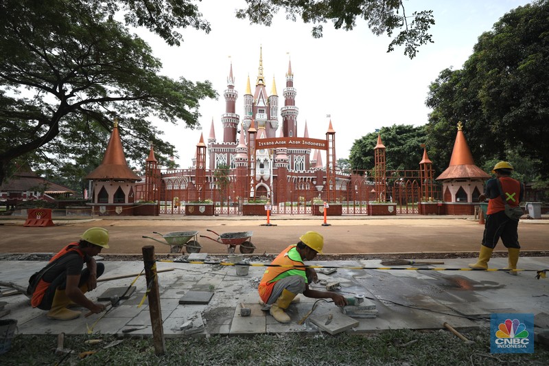 Proyek revitalisasi Taman Mini Indonesia Indah (TMII), Pekerja menyelesaikan pengerjaan revitalisasi Taman Mini Indonesia Indah (TMII), Jakarta, Selasa (24/5/2022). Langkah revitalisasi dilakukan dalam upaya mendukung kegiatan presidensi G20 di Indonesia pada tahun ini, sekaligus mengembalikan marwah dan fungsi awal dari TMII. (CNBC Indonesia/ Tri Susilo)