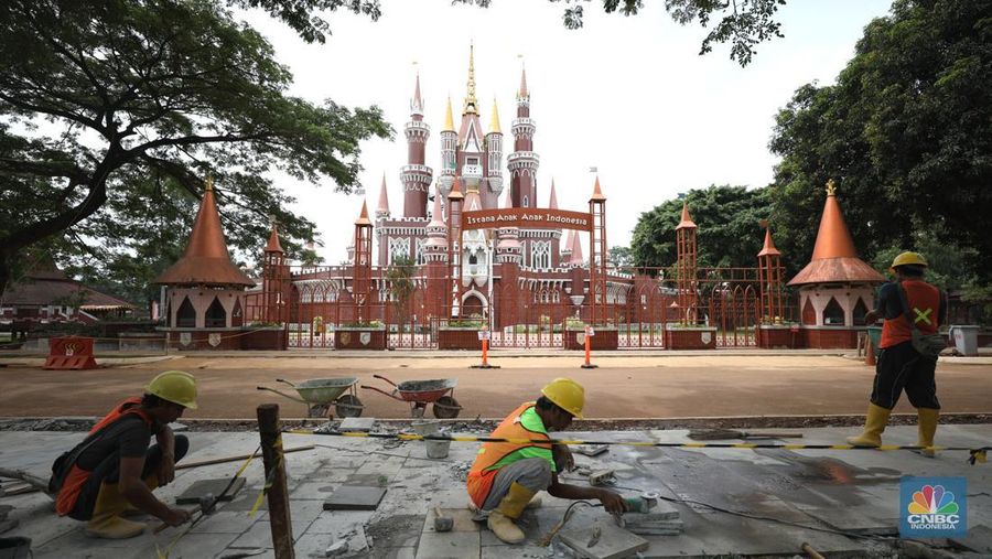Pekerja menyelesaikan pengerjaan revitalisasi Taman Mini Indonesia Indah (TMII), Jakarta, Selasa (24/5/2022). Langkah revitalisasi dilakukan dalam upaya mendukung kegiatan presidensi G20 di Indonesia pada tahun ini, sekaligus mengembalikan marwah dan fungsi awal dari TMII. (CNBC Indonesia/ Tri Susilo)