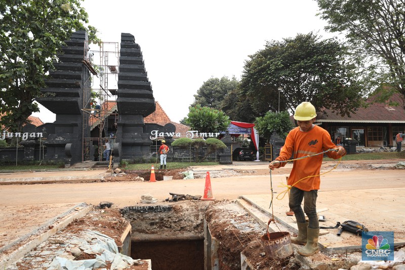 Proyek revitalisasi Taman Mini Indonesia Indah (TMII), Pekerja menyelesaikan pengerjaan revitalisasi Taman Mini Indonesia Indah (TMII), Jakarta, Selasa (24/5/2022). Langkah revitalisasi dilakukan dalam upaya mendukung kegiatan presidensi G20 di Indonesia pada tahun ini, sekaligus mengembalikan marwah dan fungsi awal dari TMII. (CNBC Indonesia/ Tri Susilo)