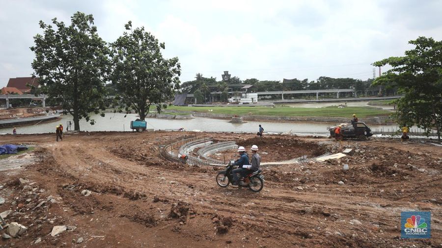Pekerja menyelesaikan pengerjaan revitalisasi Taman Mini Indonesia Indah (TMII), Jakarta, Selasa (24/5/2022). Langkah revitalisasi dilakukan dalam upaya mendukung kegiatan presidensi G20 di Indonesia pada tahun ini, sekaligus mengembalikan marwah dan fungsi awal dari TMII. (CNBC Indonesia/ Tri Susilo)