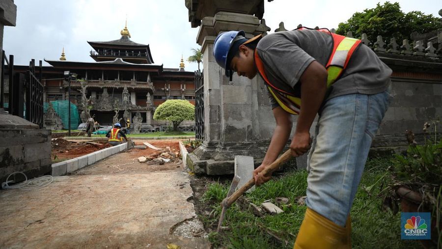 Pekerja menyelesaikan pengerjaan revitalisasi Taman Mini Indonesia Indah (TMII), Jakarta, Selasa (24/5/2022). Langkah revitalisasi dilakukan dalam upaya mendukung kegiatan presidensi G20 di Indonesia pada tahun ini, sekaligus mengembalikan marwah dan fungsi awal dari TMII. (CNBC Indonesia/ Tri Susilo)